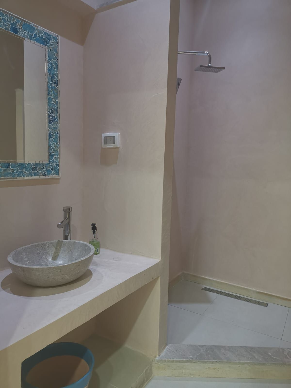 Salle de bain en zellige bleu traditionnel tunisien