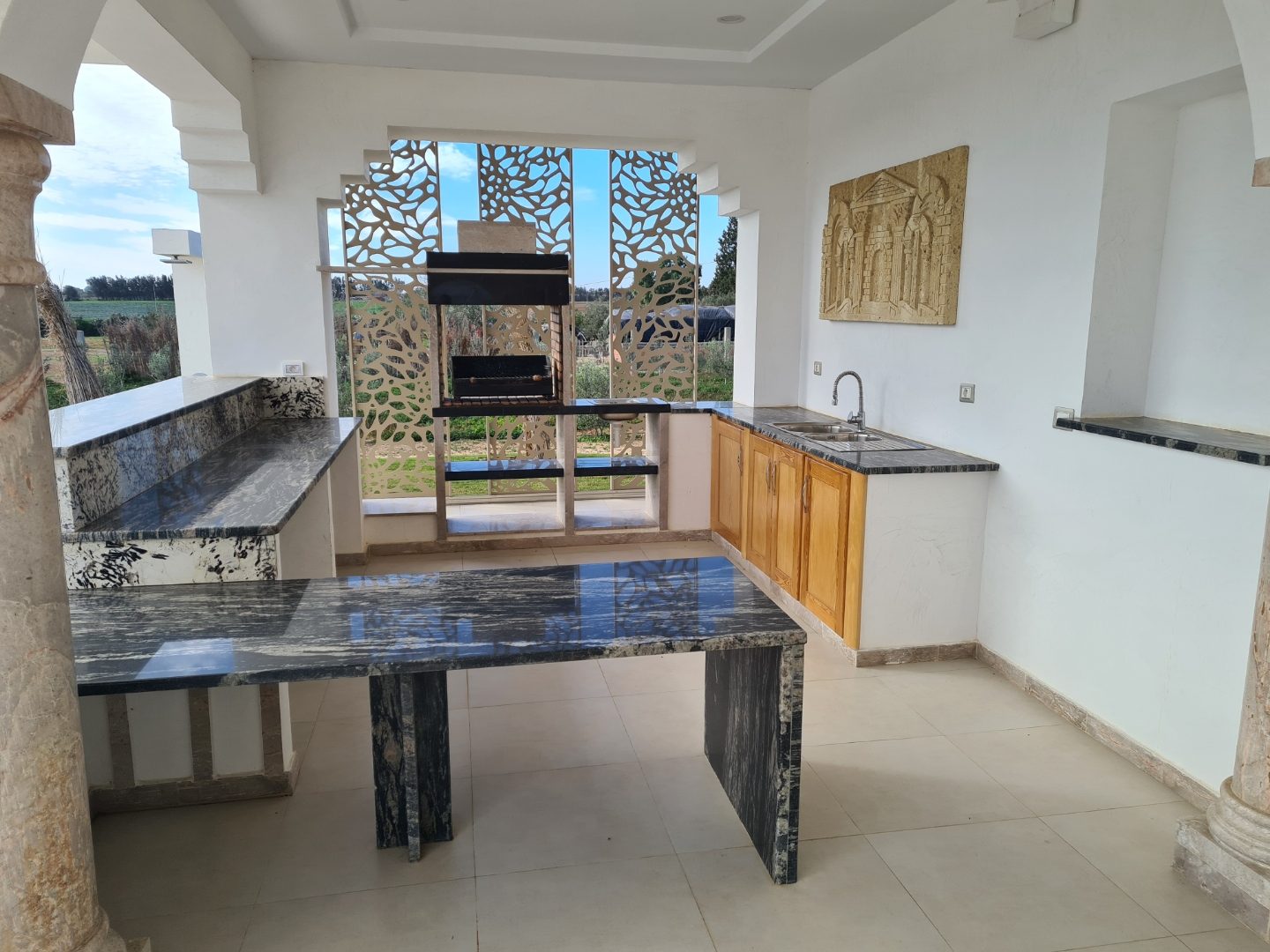 Cuisine extérieure et bar barbecue de la villa Dar Aïcha