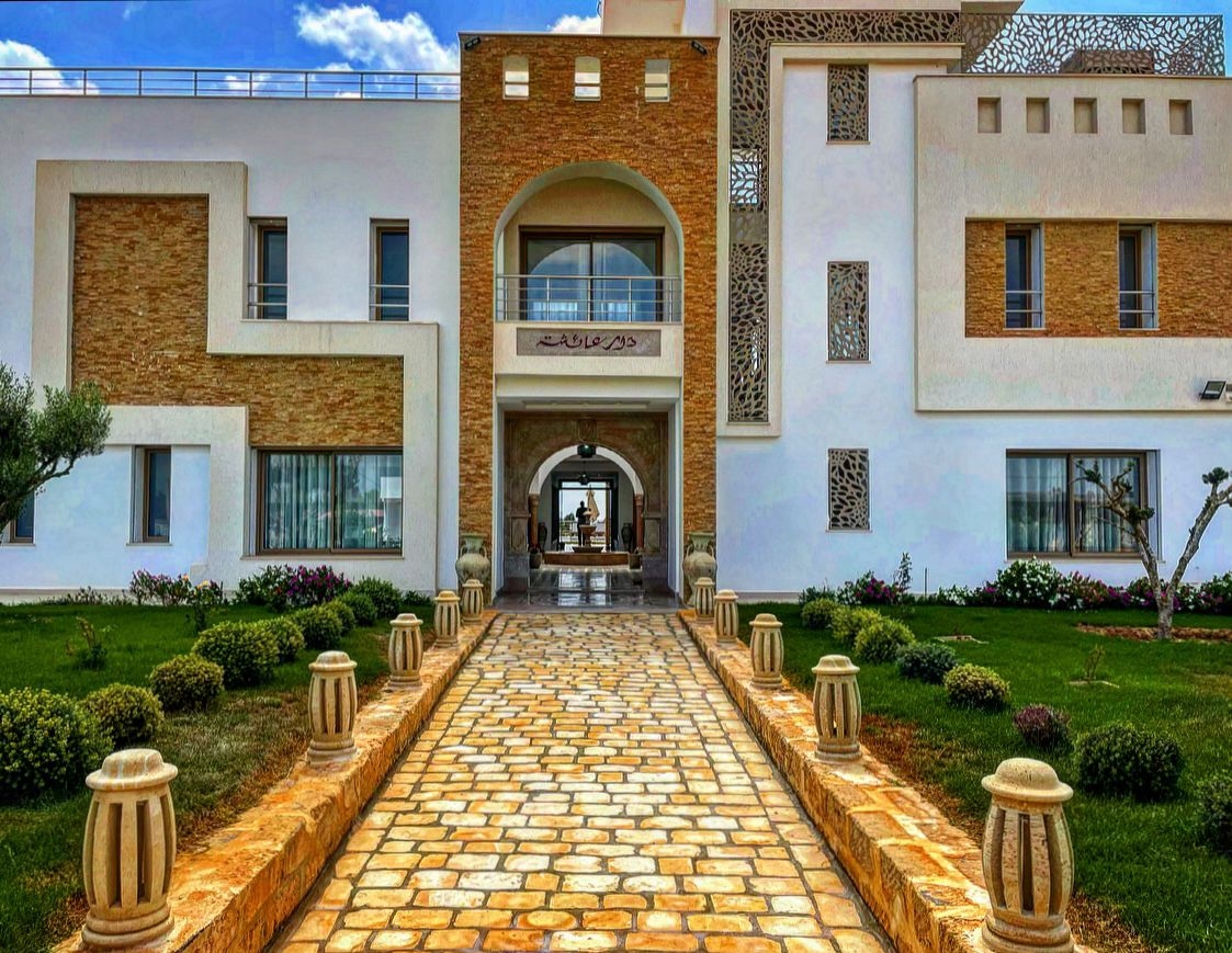 Entrée de la villa Dar Aïcha, allée bordée de palmiers