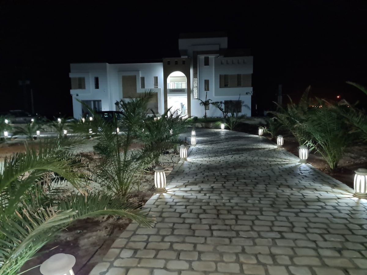 Villa Dar Aïcha illuminée en soirée pour un événement