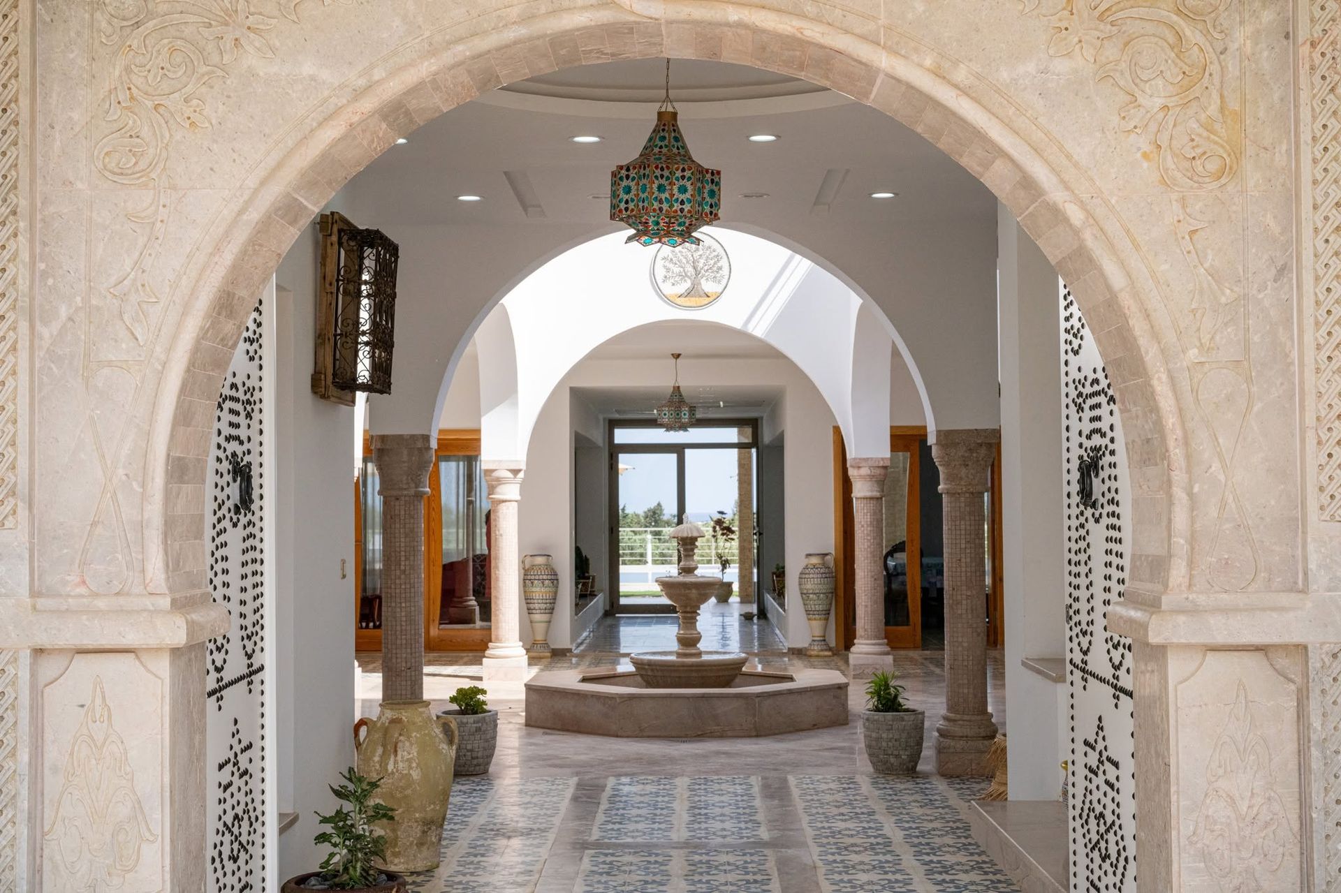 Hall d'entrée de la villa Dar Aïcha avec fontaine en zellige