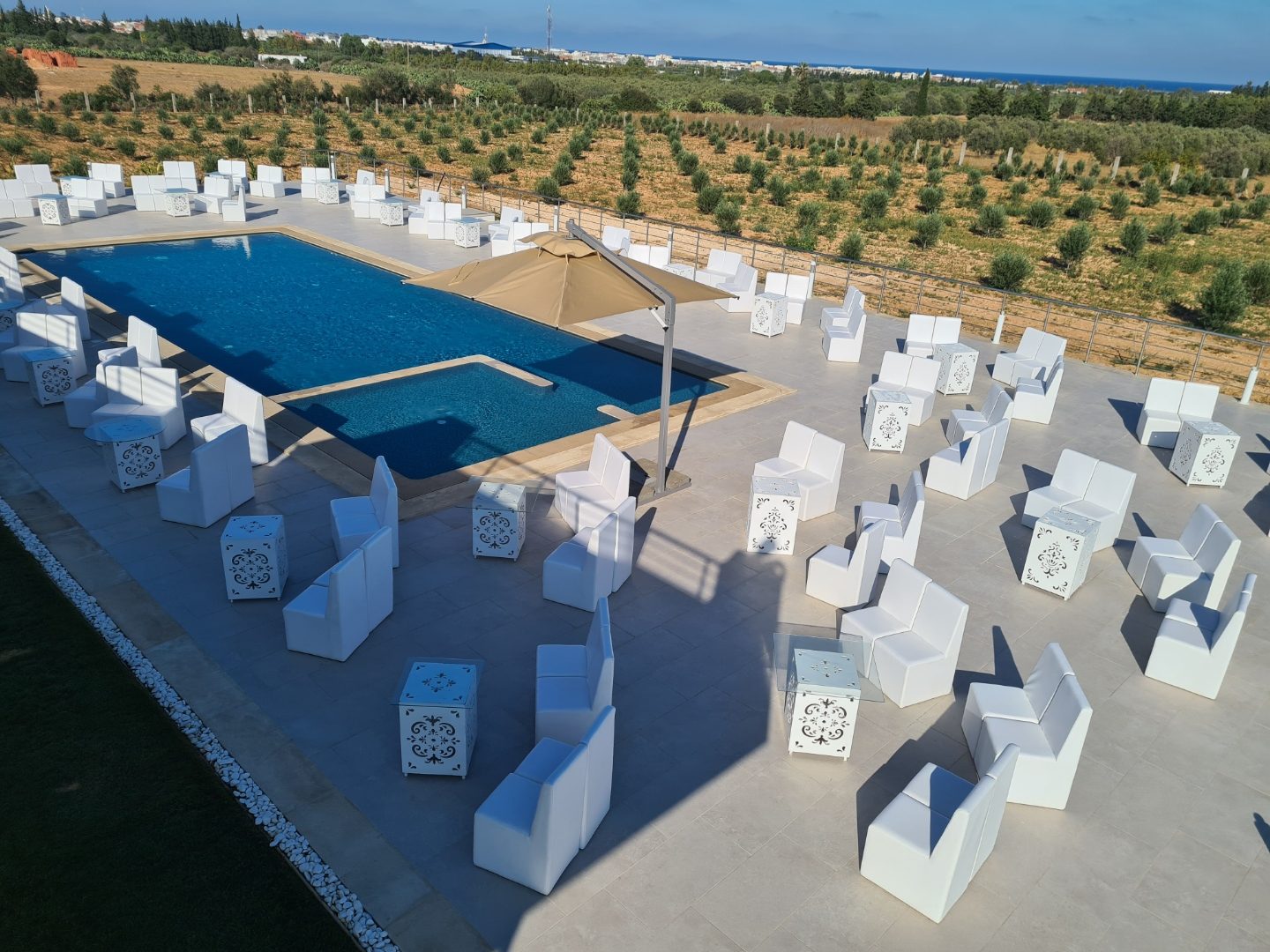 Vue aérienne d'une réception privée organisée au bord de la piscine de Dar Aïcha