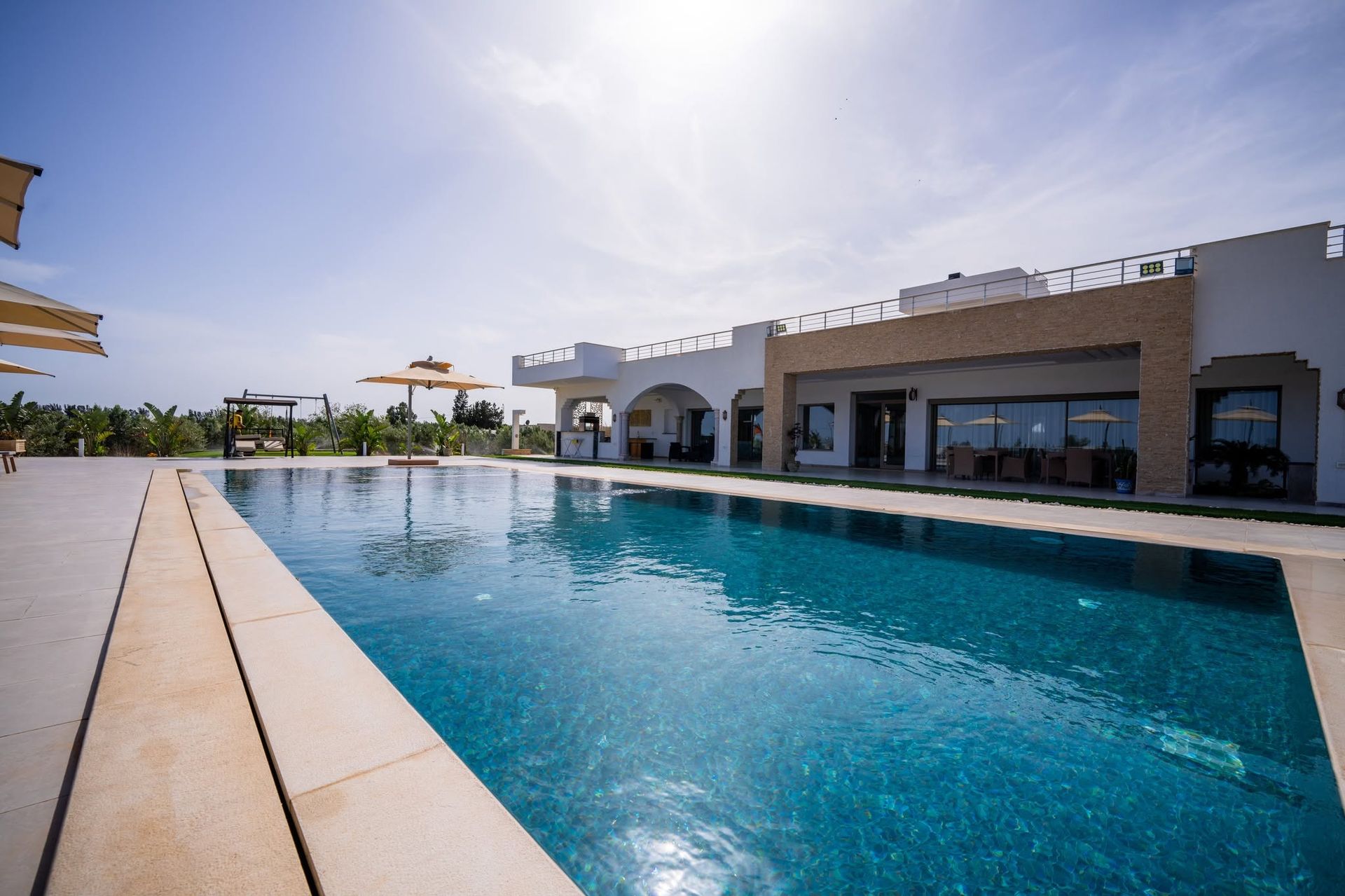 Terrasse et piscine à débordement de la villa Dar Aïcha, vue de jour