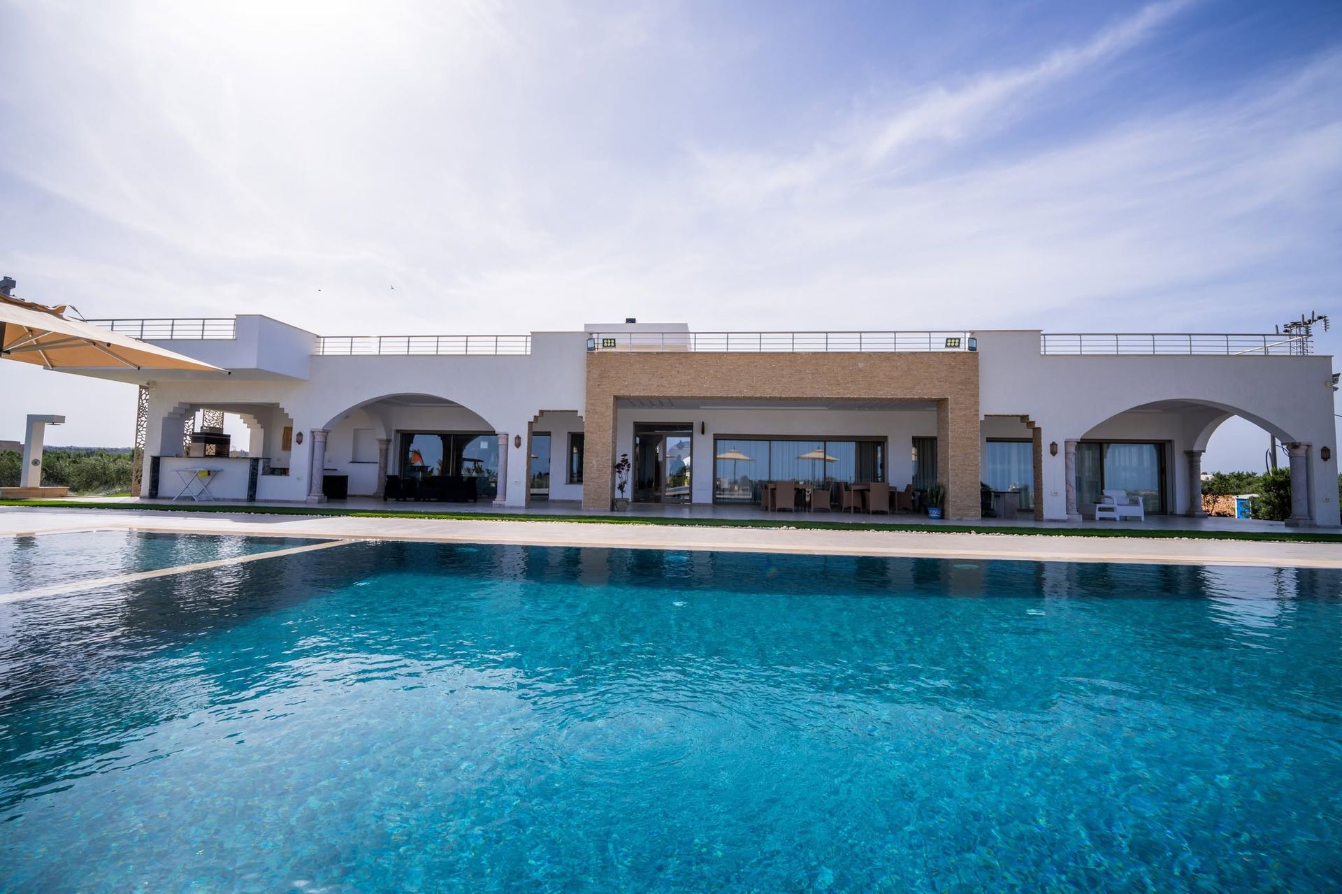 Loggia en bord de piscine aménagée pour un événement privé