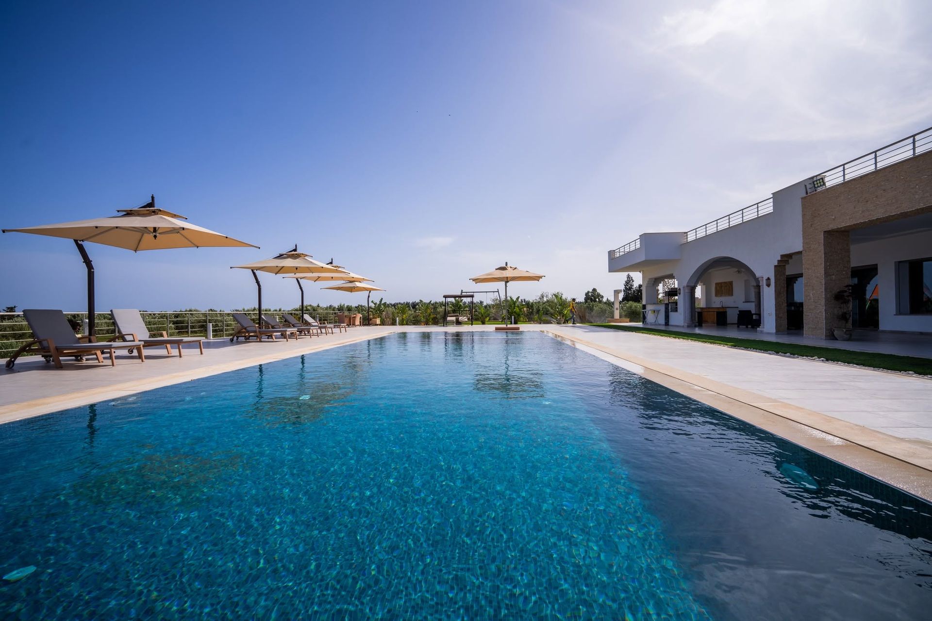 Vue en longueur de la piscine à débordement de la villa Dar Aïcha