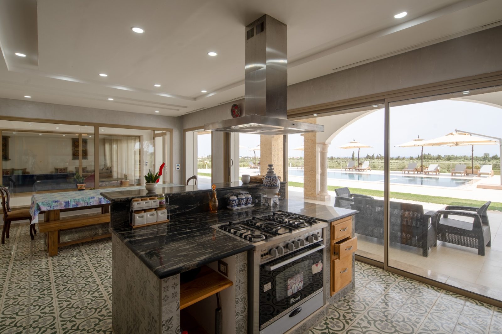 Cuisine intérieure de la villa Dar Aïcha, ouverte sur la piscine