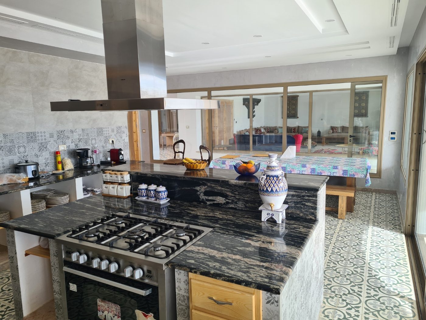 Îlot central de la cuisine équipée de la villa Dar Aïcha