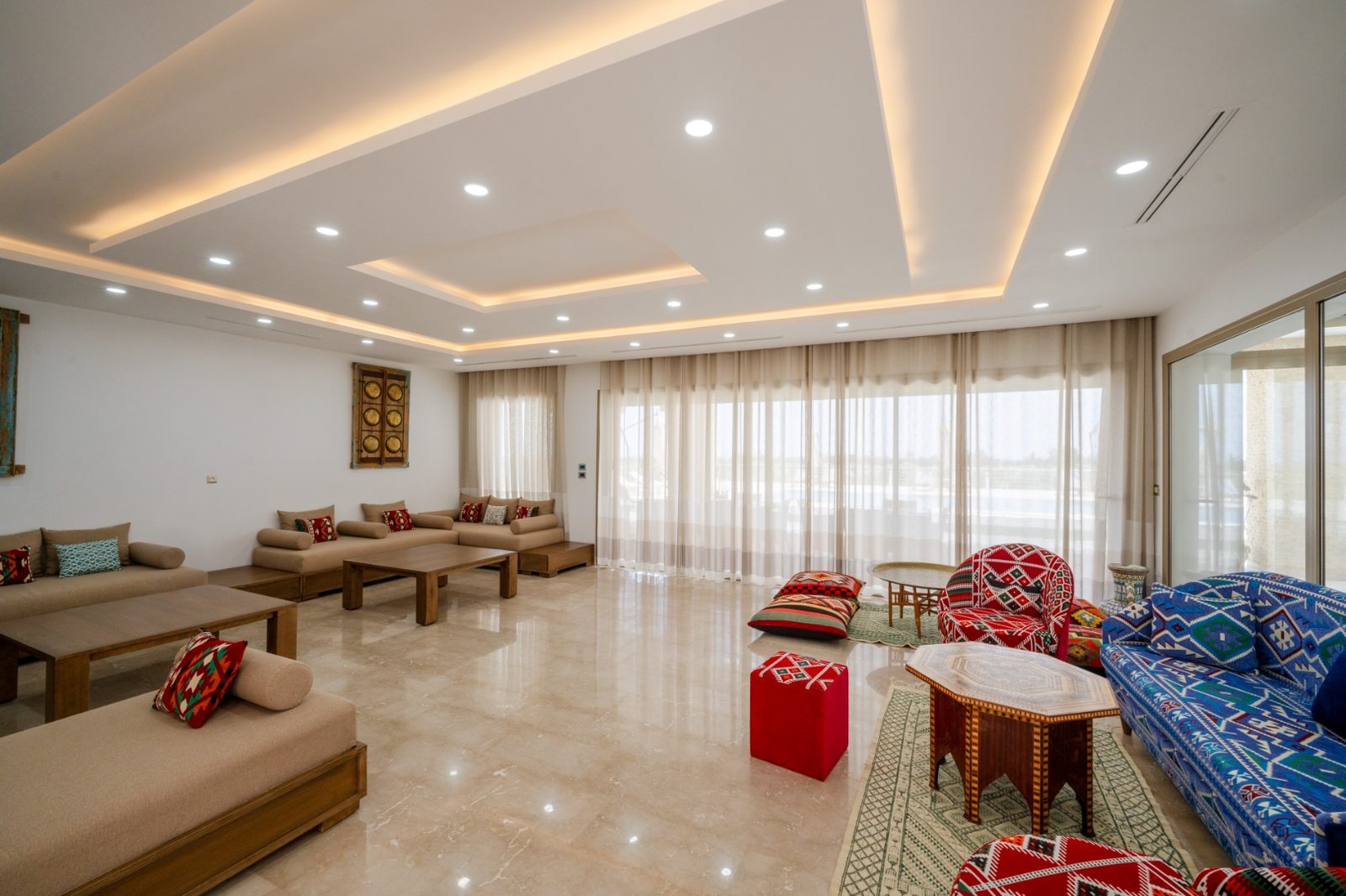 Salon majlis de la villa Dar Aïcha avec assises basses et coussins berbères