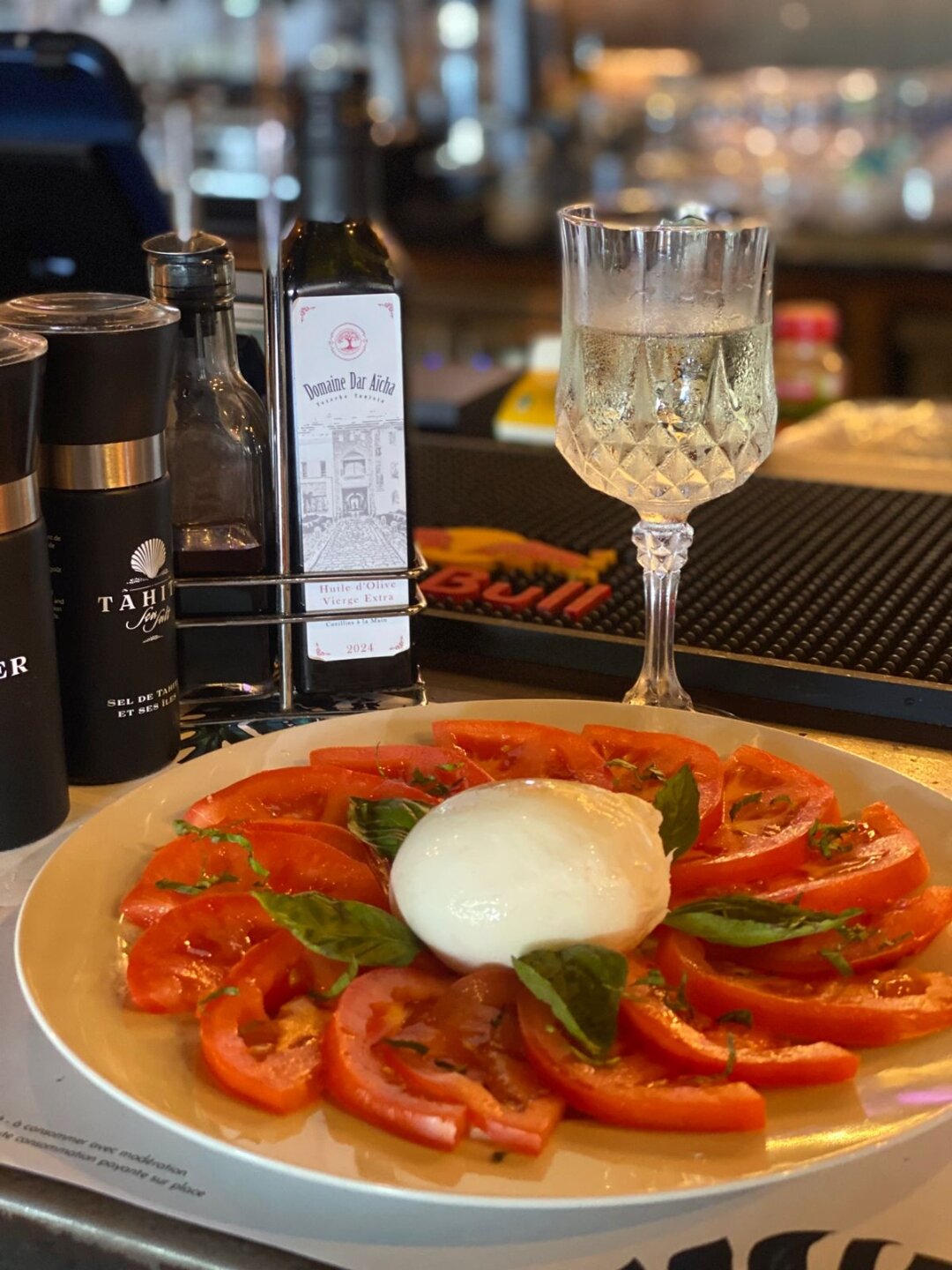 Bouteilles d'huile d'olive Koroneiki du domaine Dar Aïcha présentées sur une table