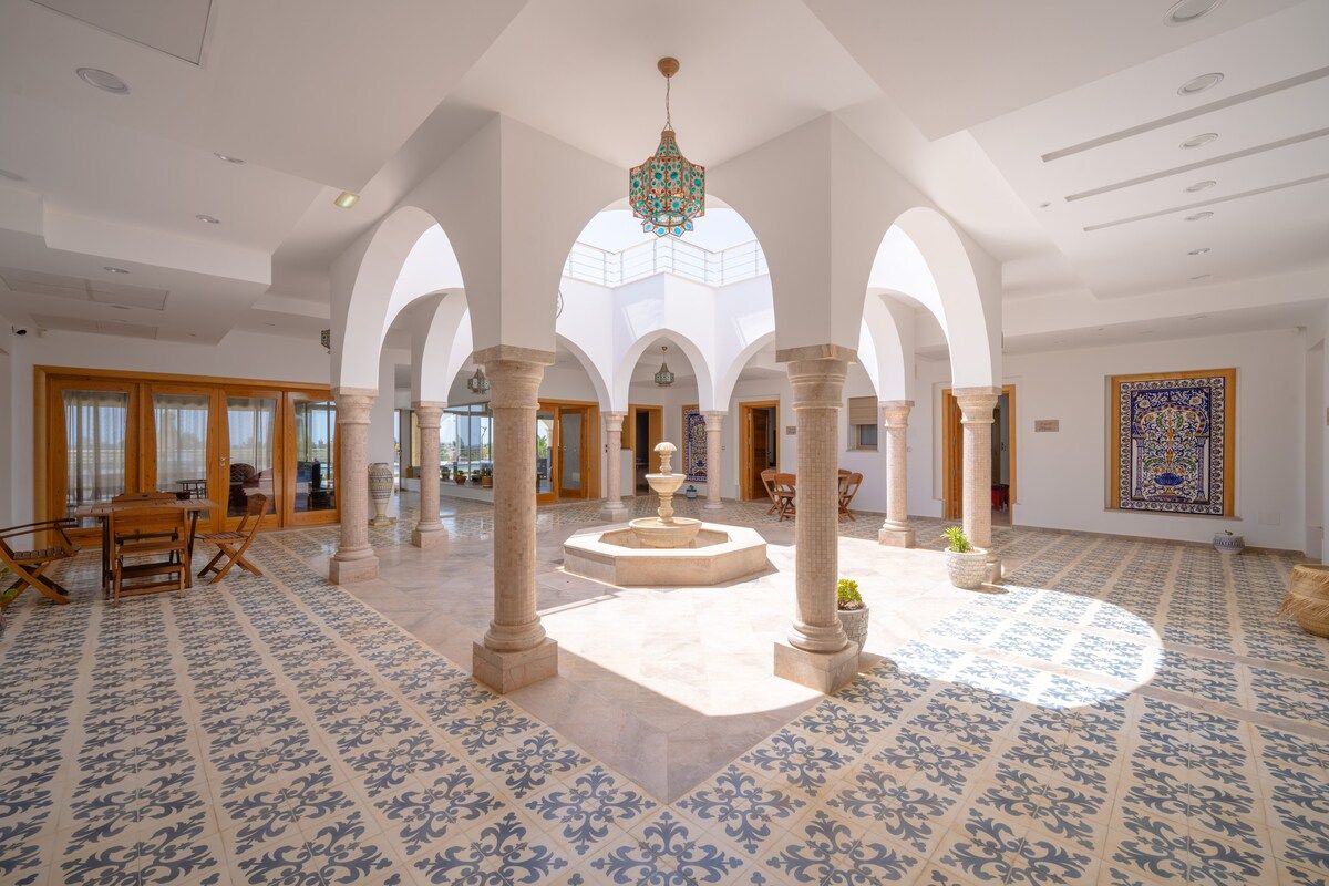 Patio commun de la villa Dar Aïcha avec assises extérieures