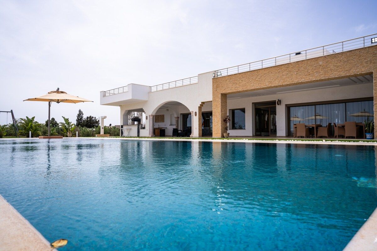 Terrasse piscine de la villa Dar Aïcha en fin de journée