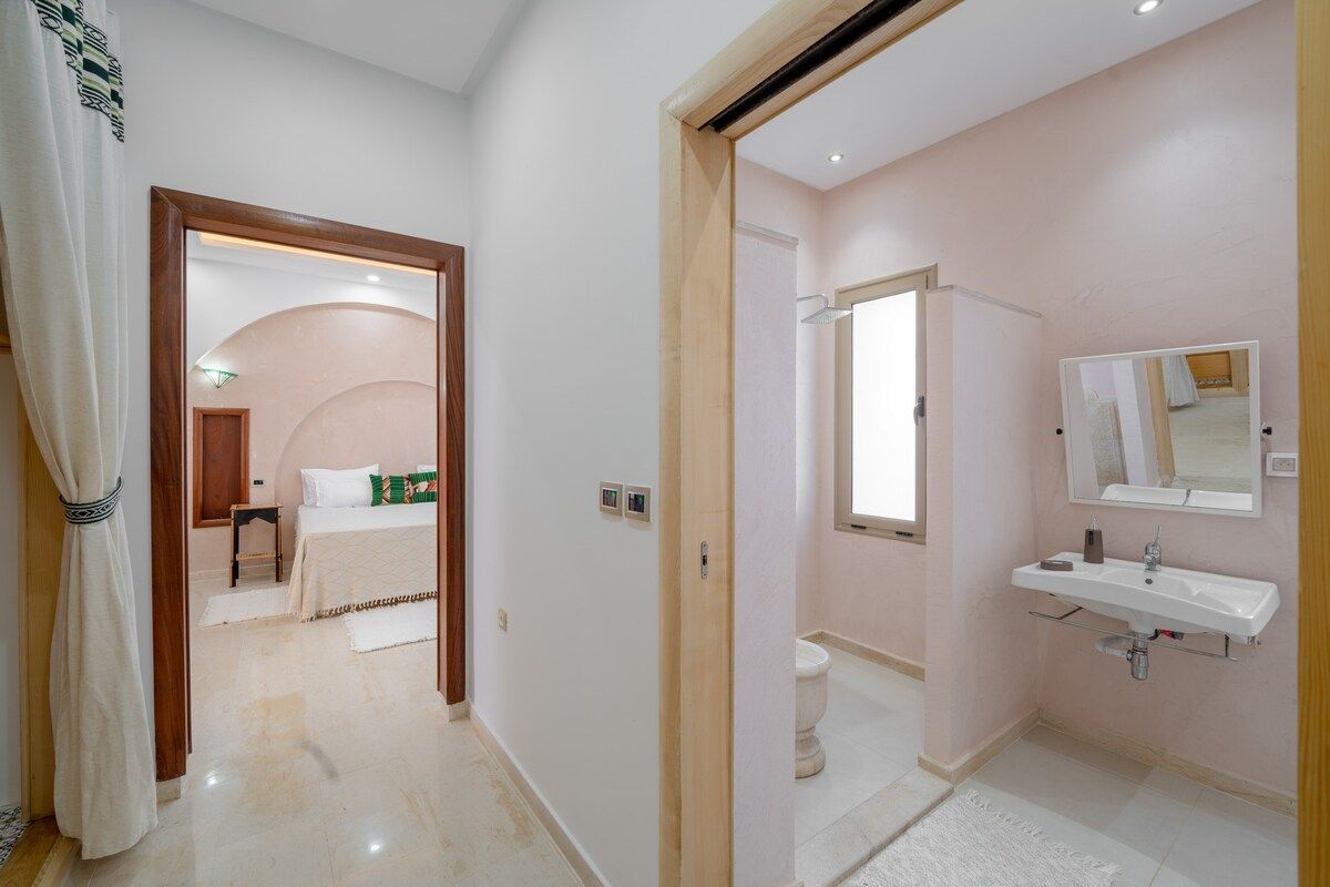 Suite climatisée de la villa Dar Aïcha, décor traditionnel tunisien