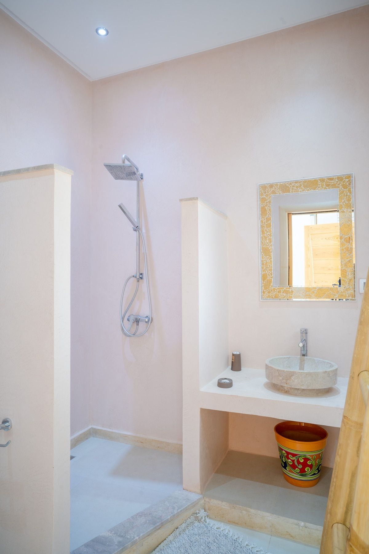 Suite 4 de la villa Dar Aïcha, zellige et linge de lit brodé