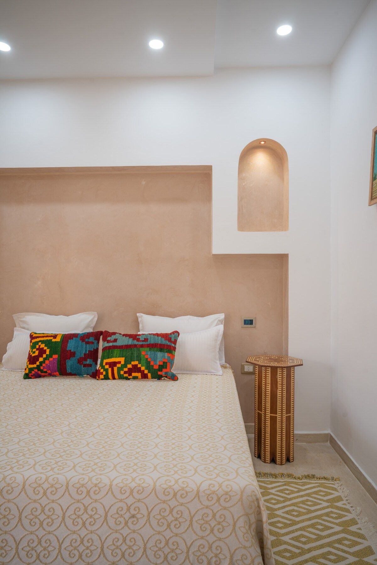 Suite 5 de la villa Dar Aïcha, lumière naturelle et mobilier artisanal
