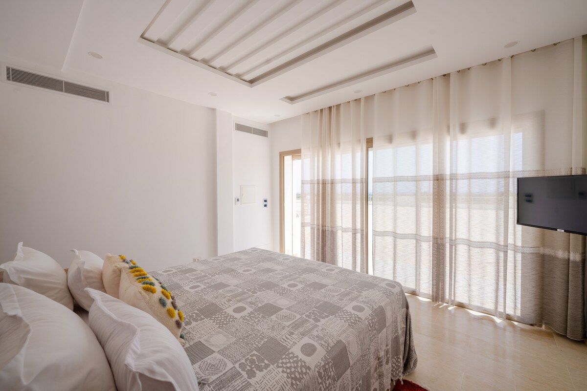 Chambre de la Suite Hssin avec lit double et décoration artisanale tunisienne